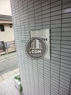 側面部には建物表札があります