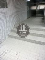 側面側のエントランスには段差が三段あります