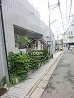 側面には植え込みがあります