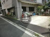 裏側に車1台分ほどのスペースがあります