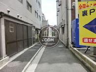 側面の細い道です