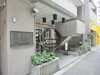 どことなく高級感のある正面玄関