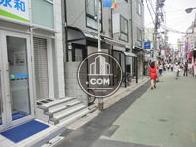 商店街の中にあります