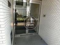 正面入り口はガラス張り