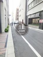 車通りの少ない面に玄関口を設けています
