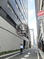 隣接する玄関側の脇道