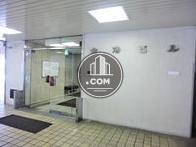 広い出入り口前