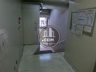 エレベーター付近からのエントランスです