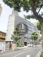 前面道路には植栽も配されています
