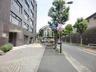 前面の歩道は広めです