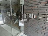 正面玄関はオートロック式です
