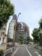 前面道路は緩やかな坂になっています