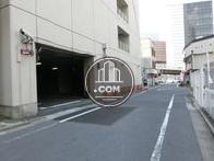 ビル裏側の通り