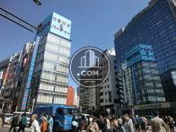 物件前は交差点、人通りが活発です