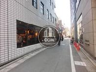 南西側の側道、こちらの道は人通りが少ないです