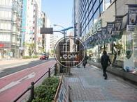 ジュンク堂は大型書店ですので、人の出入りが終日活発です