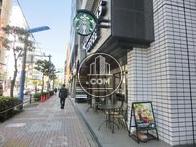 前面の歩道の幅はかなり広いです