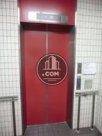 赤い扉のエレベーターです