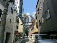 正面の通りです