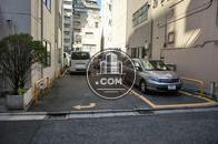 建物の隣に駐車場があります