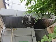 玄関上には屋根があります