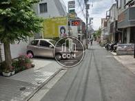 目の前は一方通行の路地です