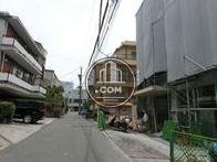 住宅街ではありますが、建物前通りは余裕がある広さです