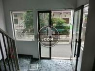 ホール内から見た玄関です