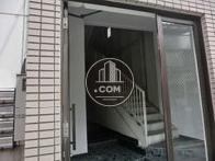 玄関内です
