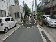玄関前の路地です
