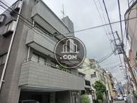 通り沿いにバルコニーが設置されています