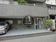 正面向って右側に入口が設置されています