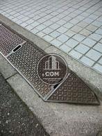 道路との間にはスロープが設置されています