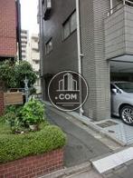 正面向って左側は路地