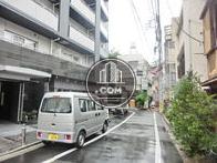 細い路地内に位置しています