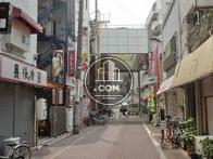 入口のある路地は比較的静かです