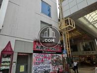 屋根付き商店街の角地に立っています