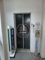 黒い扉のエレベーターが設置されています