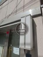路地沿いに照明が設置されています
