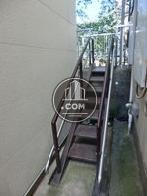 建物脇の川沿いに続く階段です