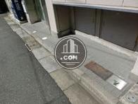 路地との間に段差があります