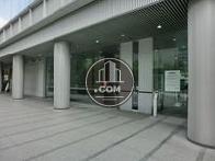 各入口はドアが二つずつ設置されています