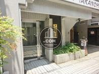 正面玄関は左手にあります