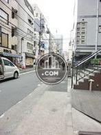 様々な店舗が立ち並びます