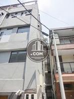 裏側は建物と隣接しています