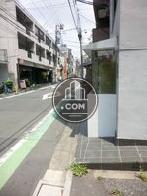 １階部分は通りに面してガラス張りです