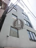 正面向って左側は階段に設置された窓です