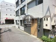 側面は隣の建物まで距離があります