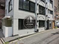 側面と接した路地は緩やかな傾斜がついています