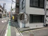 通りの人通りは落ち着いています
